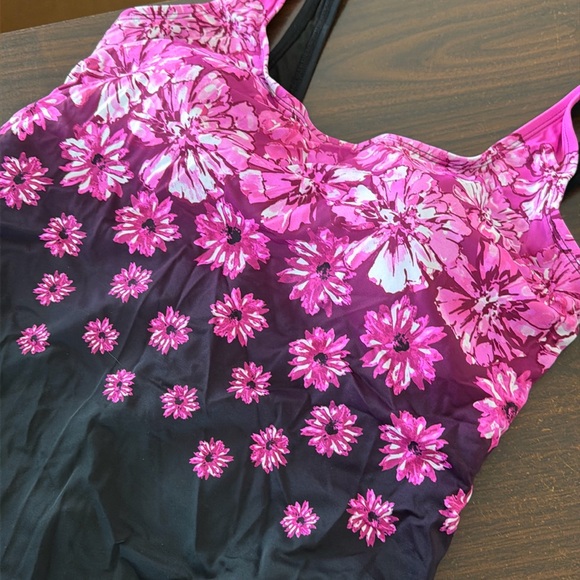 New Swimsuits For All Exploded Floral Chlorine Resistant Tank One
Piece size 18 - Picture 3 of 4
